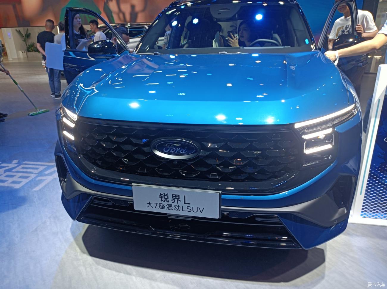 Prospective car owners look at Ruijie L at the Chongqing Auto Show , motivation is what attracts me the most