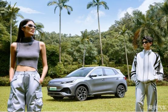 Generation Z couples enjoy outdoor fashion, The trendy SUV Yuan PLUS is so cool! 