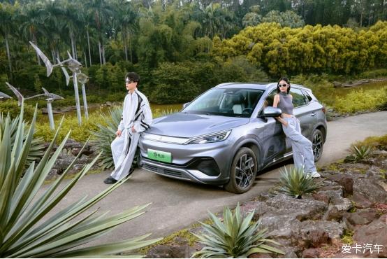 Generation Z couples play with outdoor fashion, and the trendy SUV Yuan PLUS is so cool