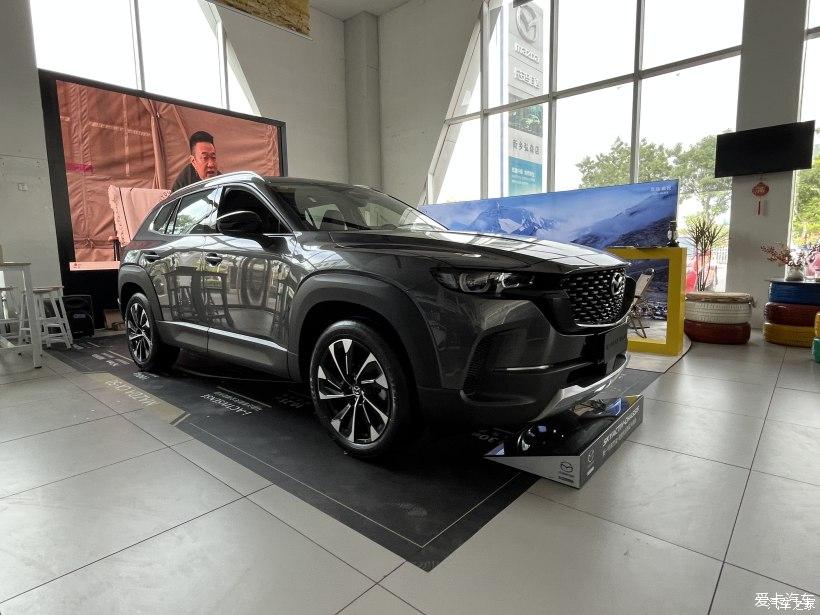  I went to a car shop to look at cars, and my eyes were attracted by the Mazda CX-50