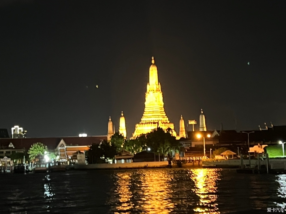 湄南河夜景图片