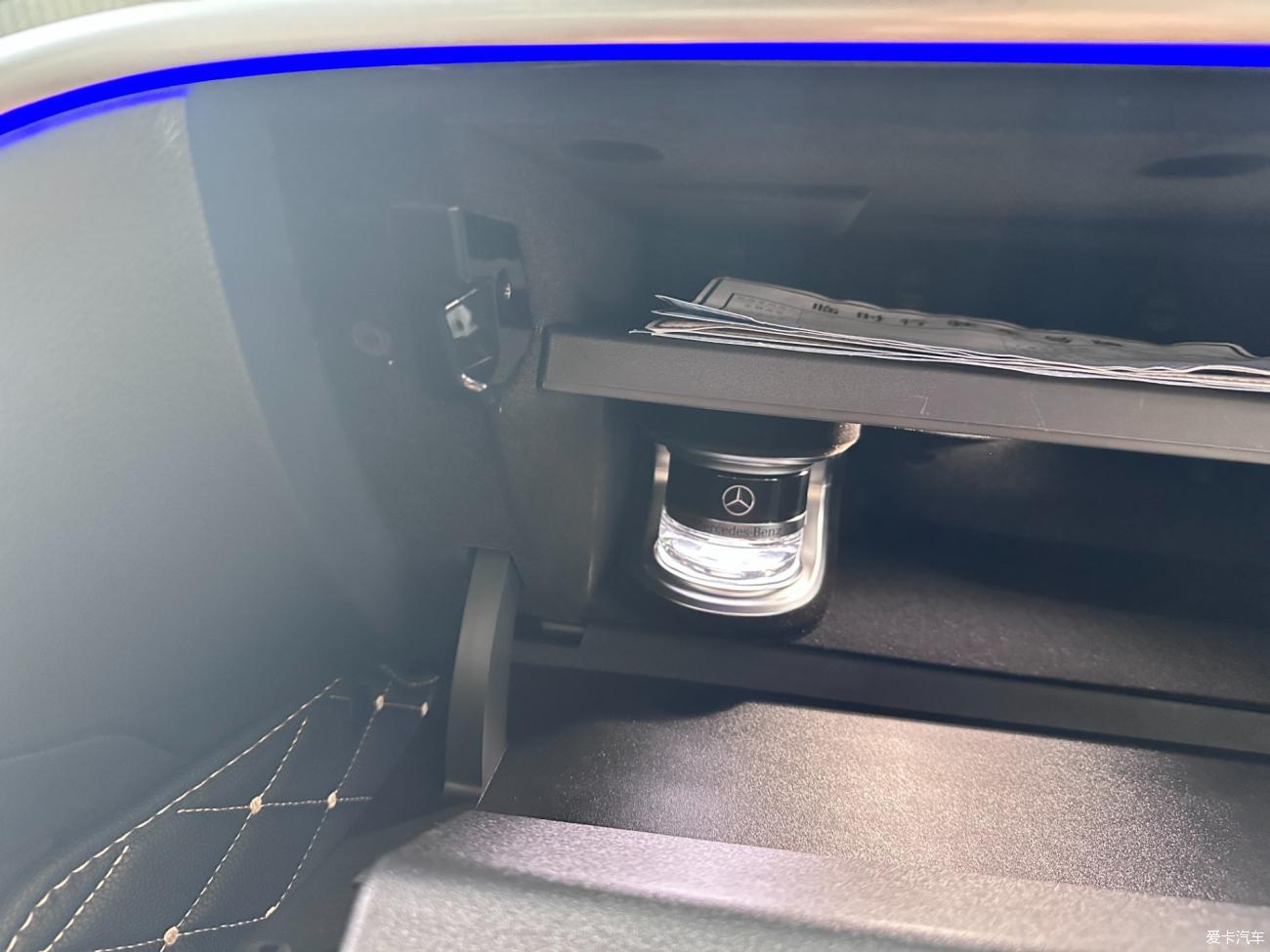 23 Mercedes-Benz C260 is equipped with the original fragrance negative ion system, which has a pleasant fragrance , you will never get tired of smelling it for a long time