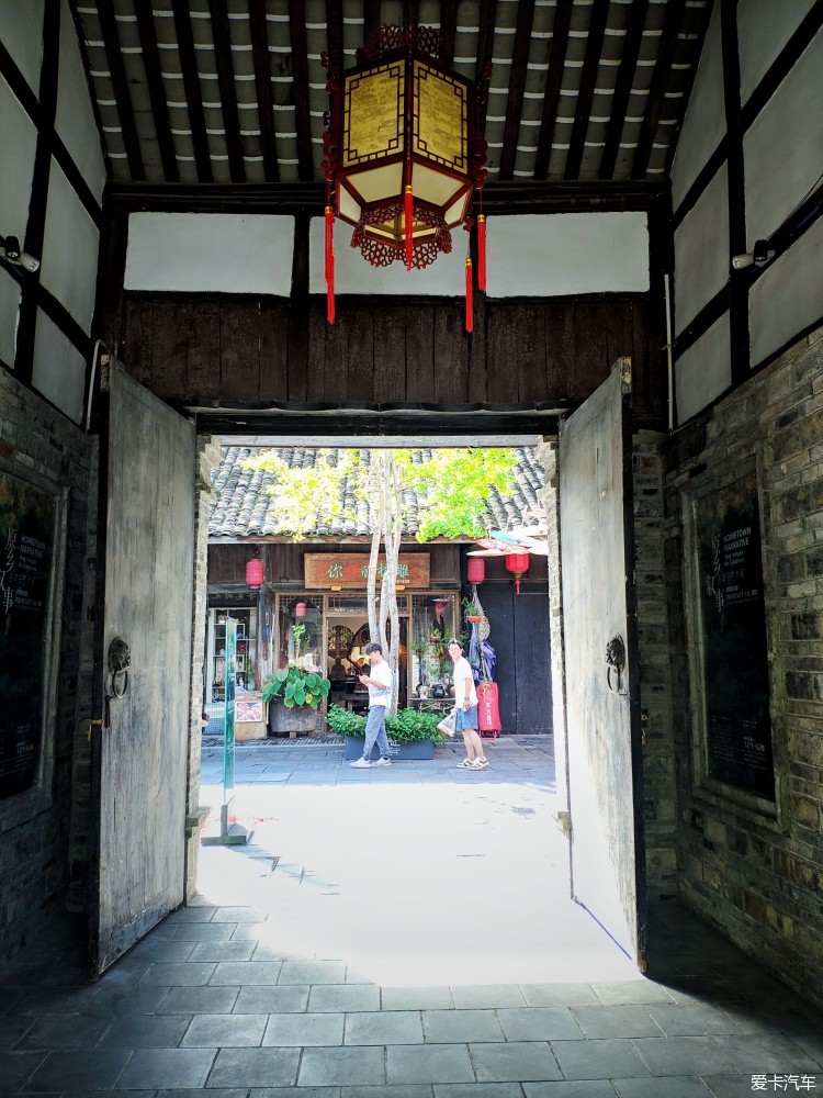 行走在古镇的街上