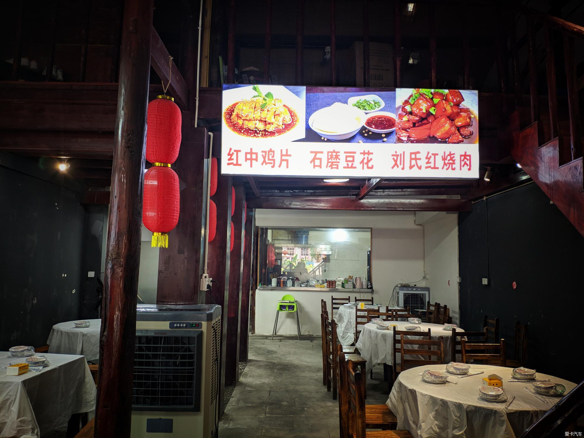 行走在古镇的街上