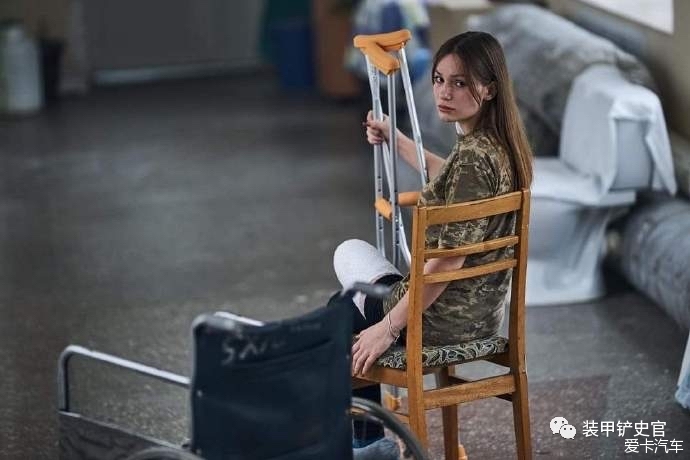 18岁的乌军女通信兵拉斯亚于在前线被炮火击中，失去了左腿