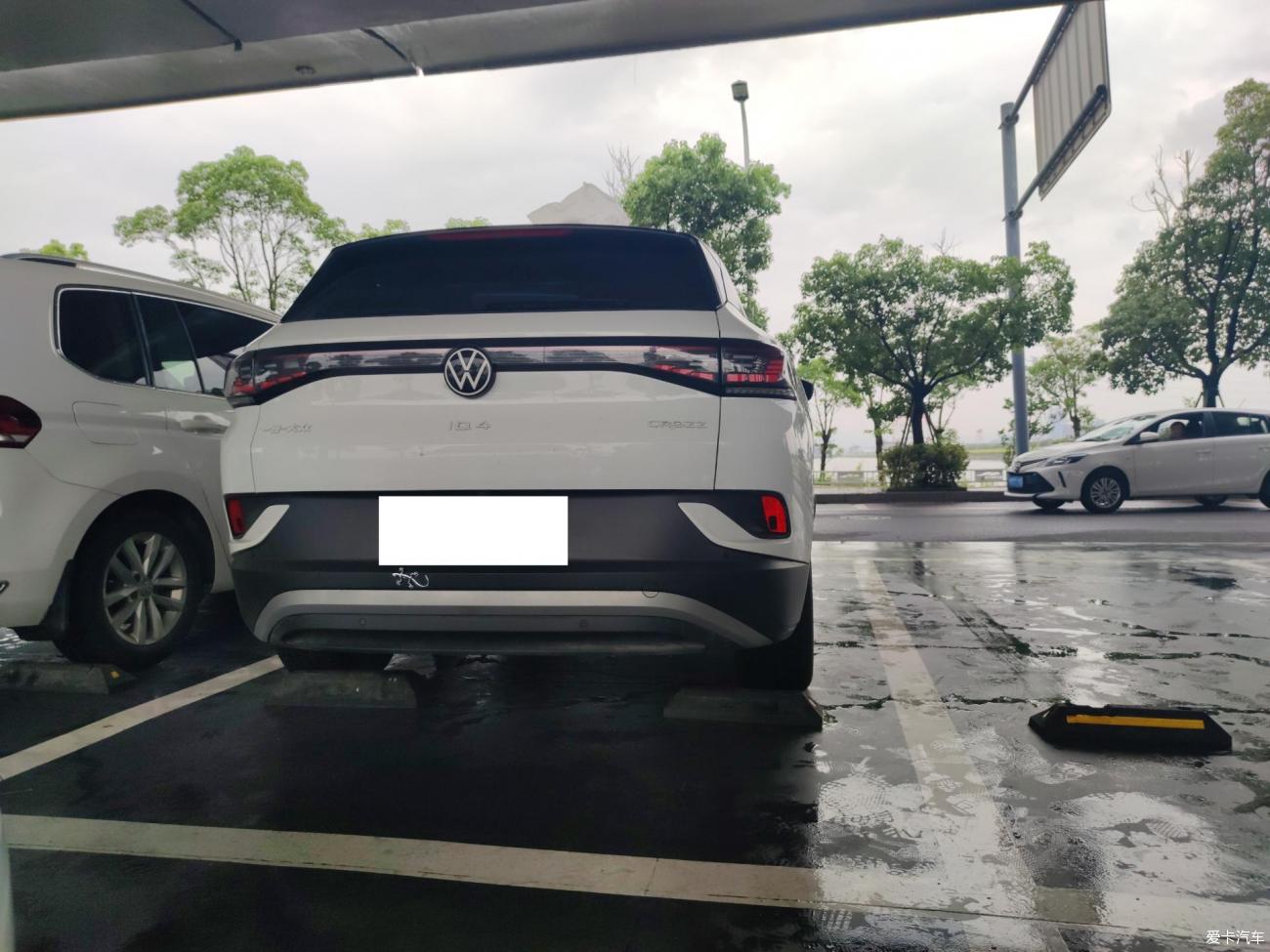 如何通过应用远程控制车辆启动与停止?