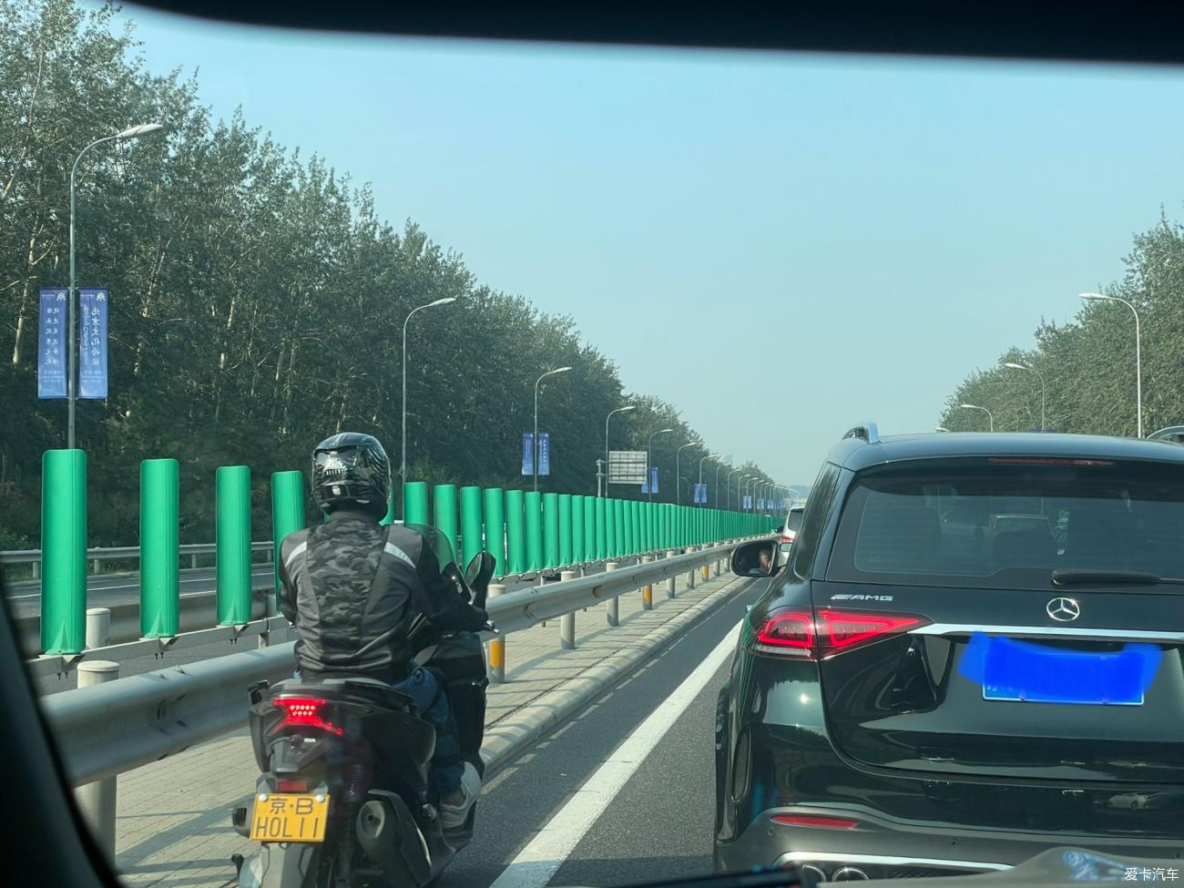 走机场高速的骑士们,发明了一种不会被拍照罚款的快速通行方式