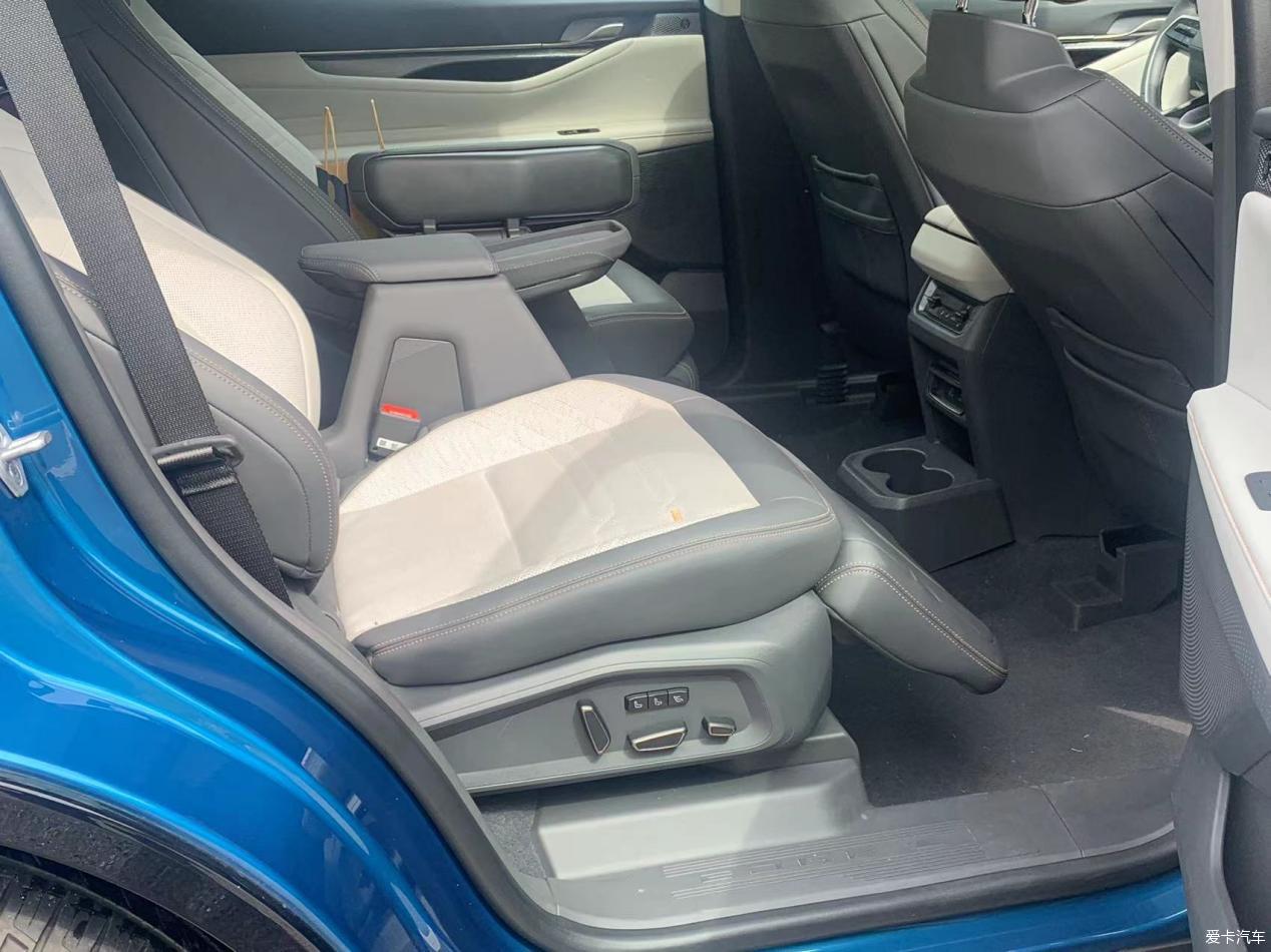锐界L空间可以媲美中大型SUV，座椅还能一键调整