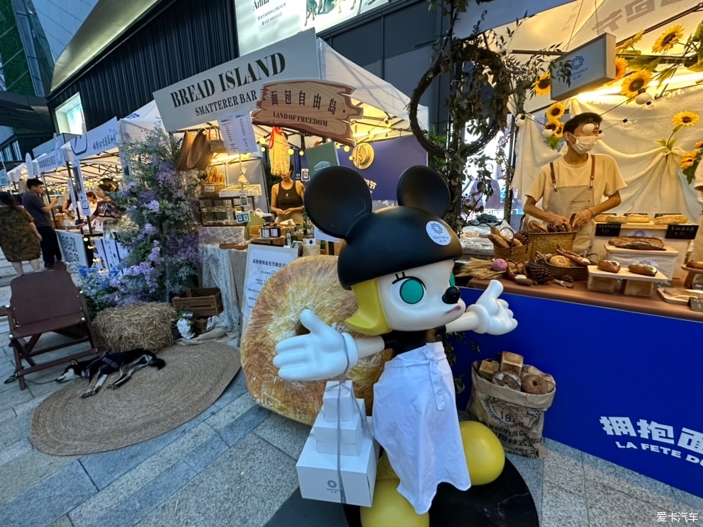 打卡成都拥抱面包节