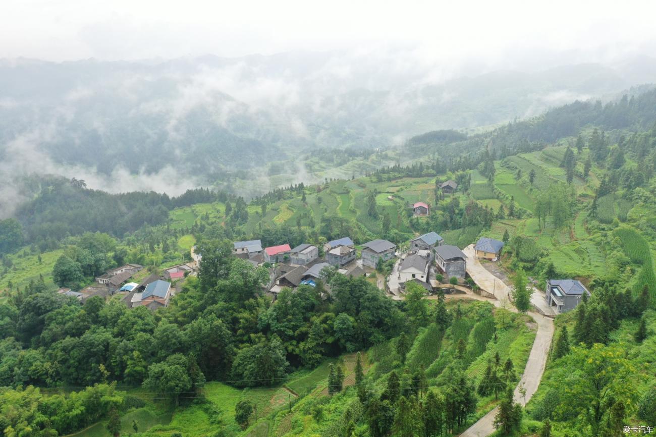 The progress of the 20-year-old Buick Sail Journey to Tibet 4 - Leaving Hunan and Guizhou as a dragonfly touches the water, entering Chongqing with a quick glance