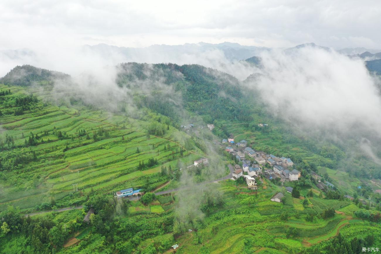 20-year-old Buick Sail’s journey to Tibet 4— —A dragonfly touches the water out of Hunan and Guizhou, and walks into Chongqing to watch the flowers.