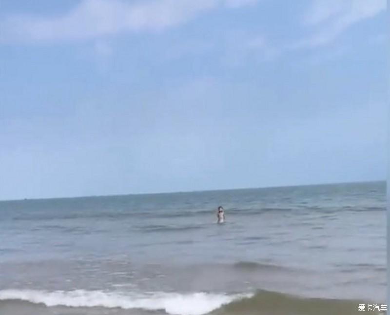 A man met a girl at the beach and protected her while playing in the water for 10 minutes