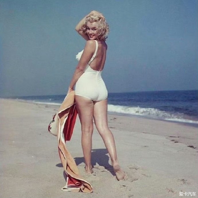 1957 年，海滩上的梦露，由摄影师 Sam Shaw 记录