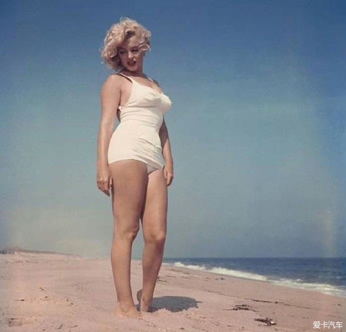 1957 年，海滩上的梦露，由摄影师 Sam Shaw 记录