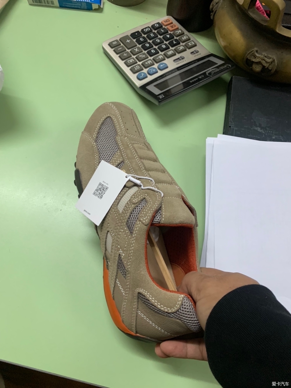 卖两双鞋子 一双健乐士 一双爱步
