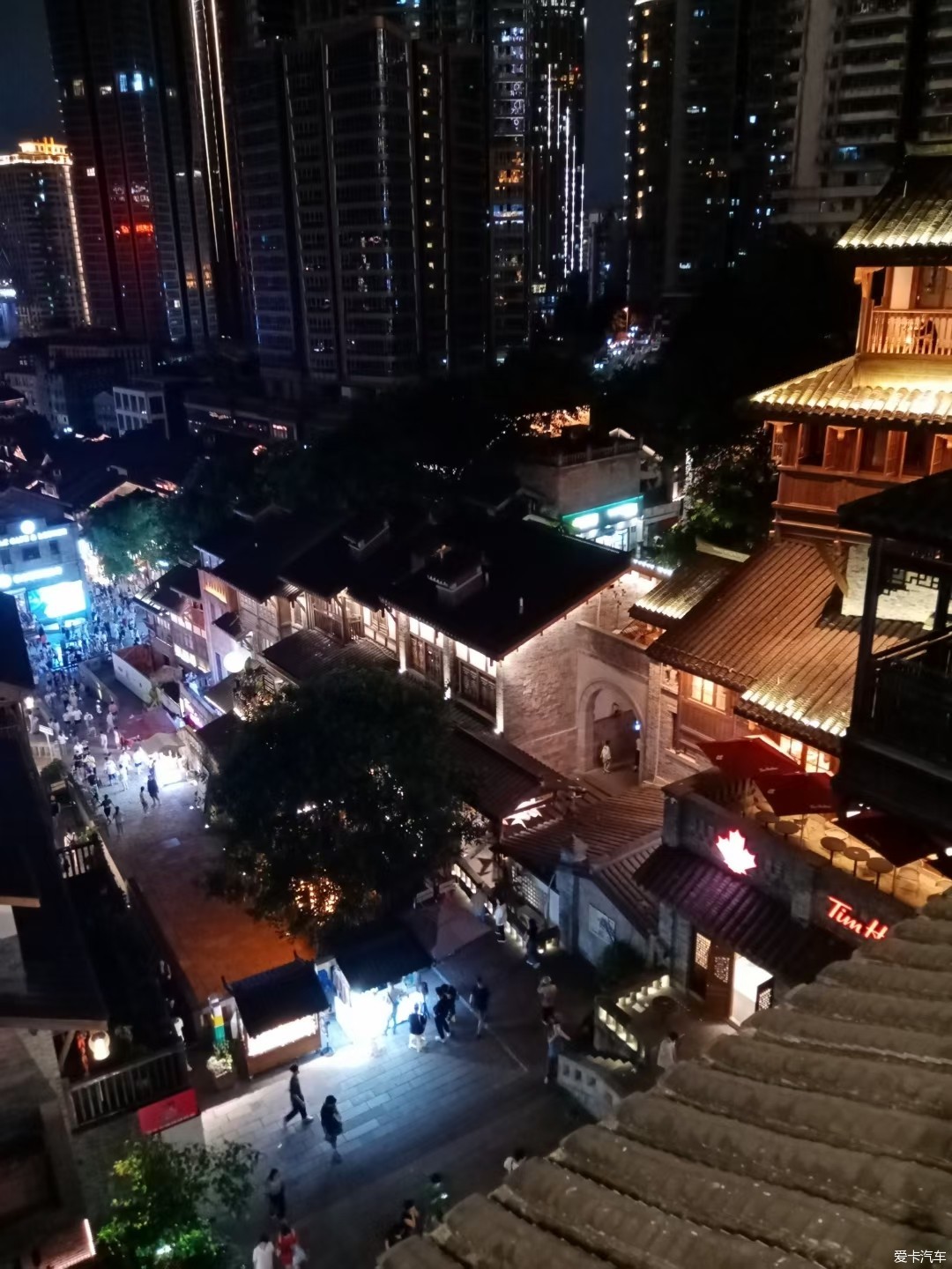 早望窗外滿是秋，金秋时节送问侯，送健康和平安，送吉祥到永久