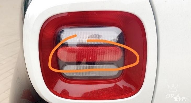 尾灯中间那条杠是啥灯？