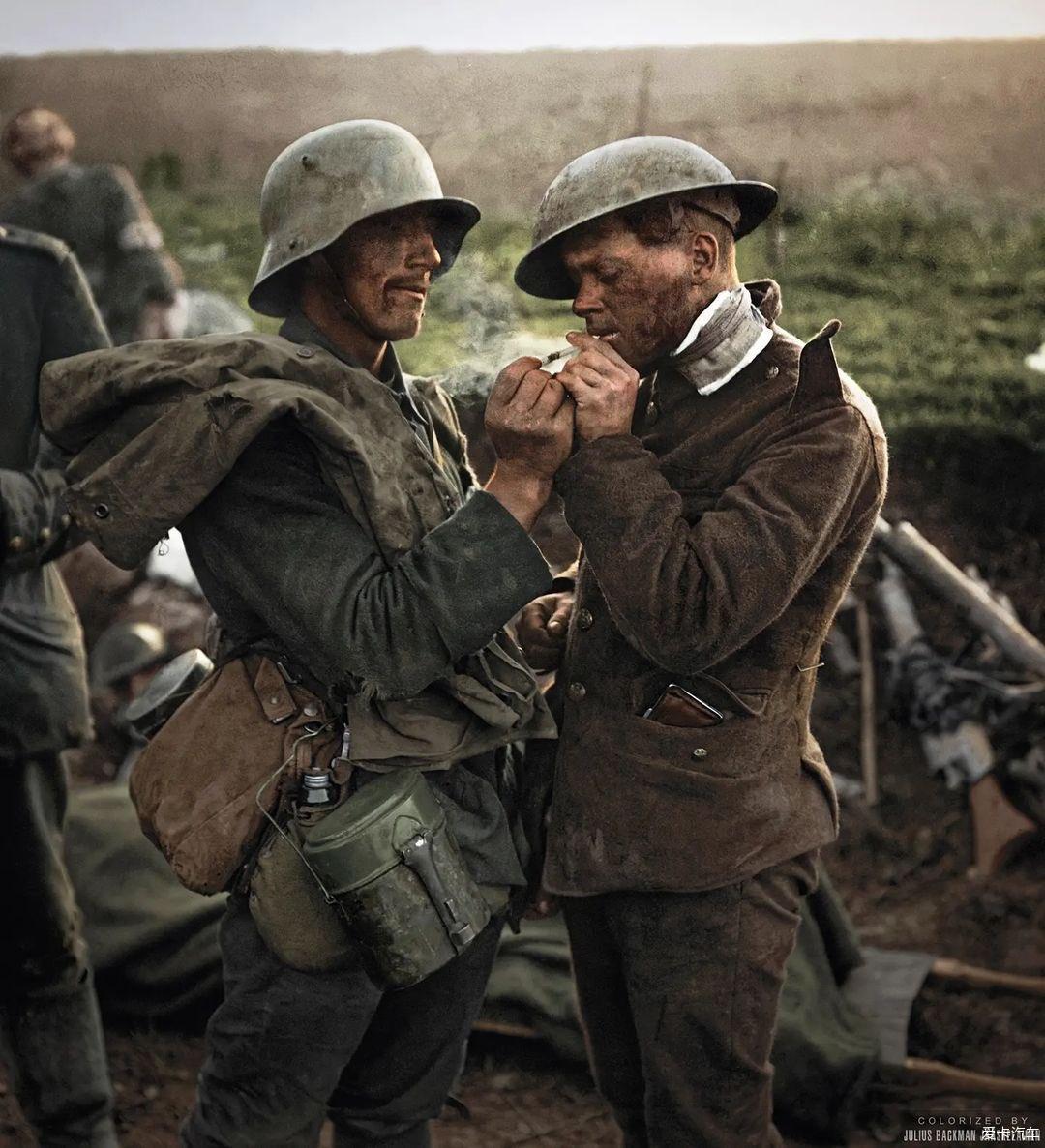一名德国战俘和一名受伤的英国士兵在包扎站点燃香烟
