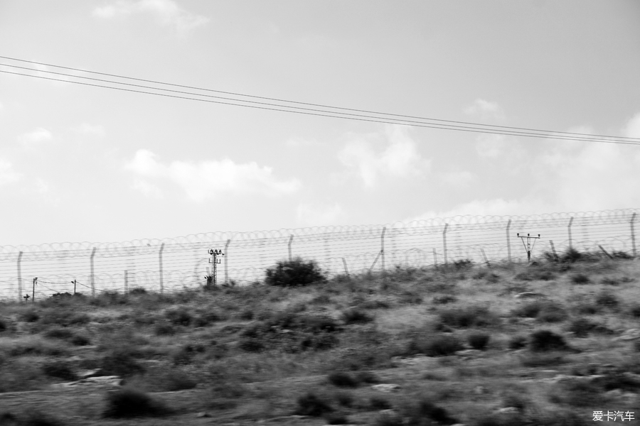 《海鸥看世界：翻过了这道铁丝网就是巴勒斯坦管辖区了》