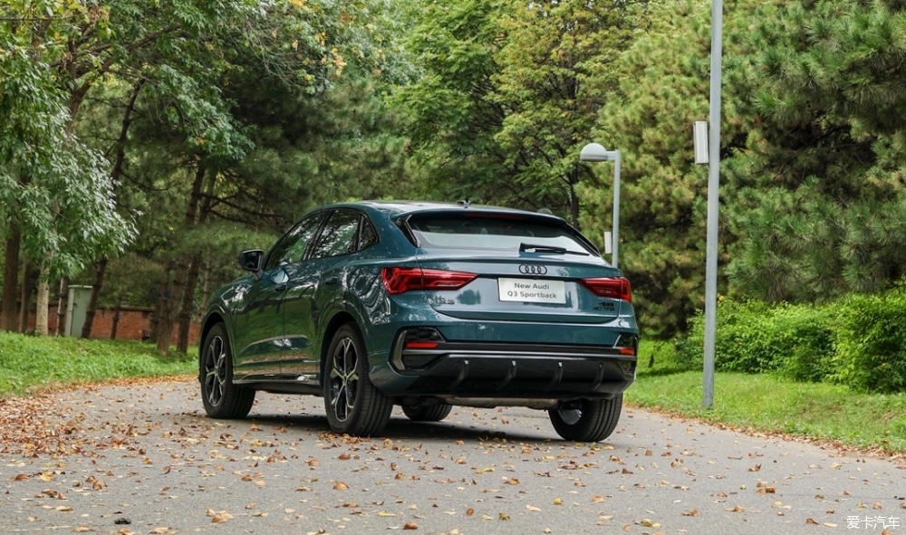 Osen Park, chance encounter A female car owner driving a new Audi Q3 Sportback