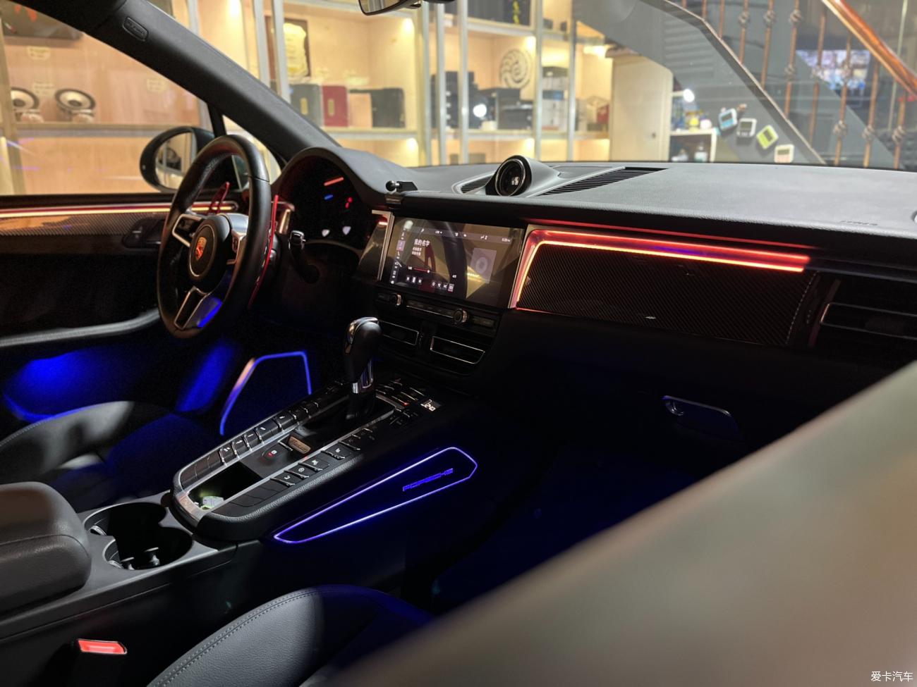 早裝早享受哇「保時捷Macan」升級專車專用64色流光氛圍燈