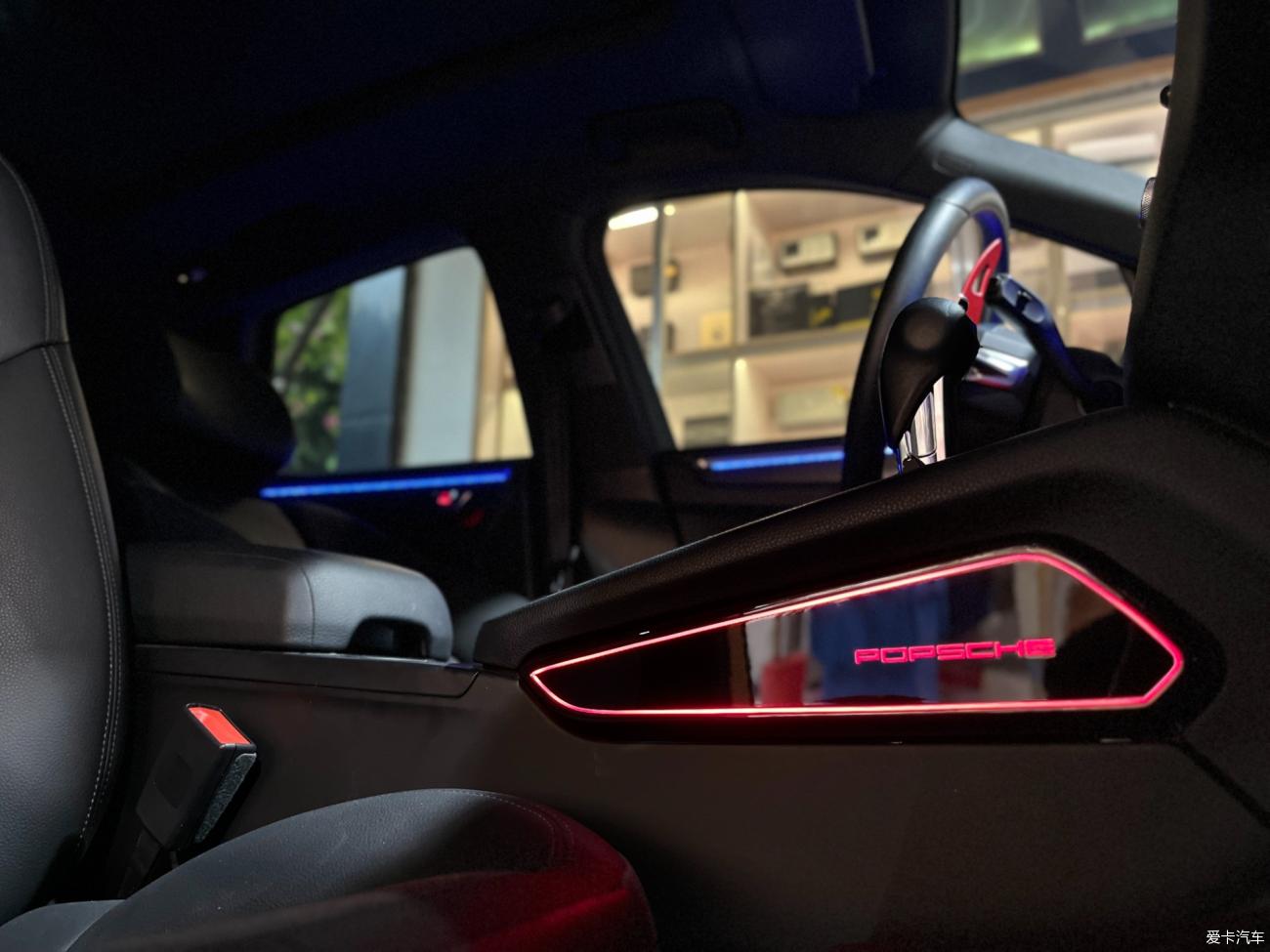 早裝早享受哇「保時捷Macan」升級專車專用64色流光氛圍燈