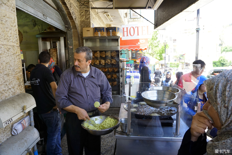 《海鸥看世界：伯利恒街头享用巴勒斯坦美食》