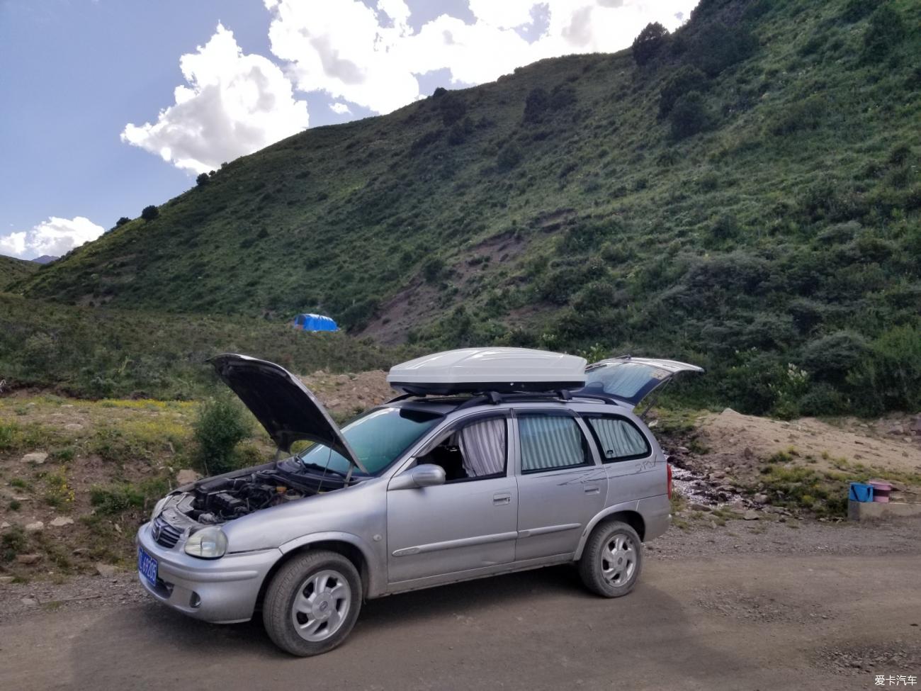 The journey of the 20-year-old Buick Sail into Tibet Travel 10 - Encountering Mistong Sanlian Lake by chance, feeling the long and narrow Derge City