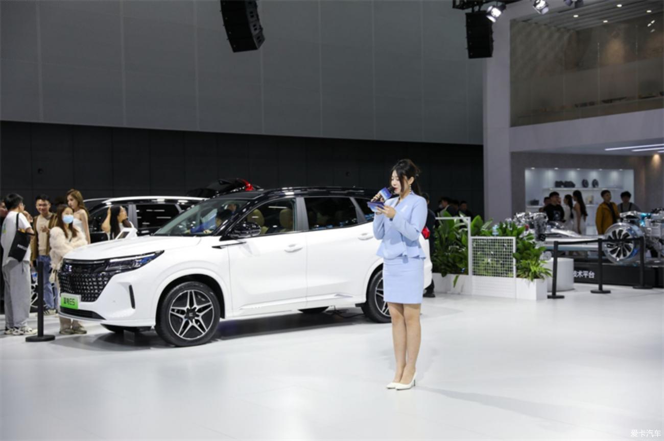 Real shot of the blue electric E5 two-color body at the Guangzhou Auto Show, more sporty and stylish