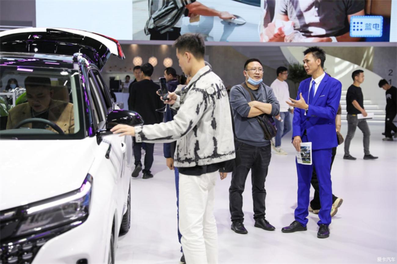 Real shot of the two-color body of the Blue Electric E5 at the Guangzhou Auto Show, which is more sporty Stylish