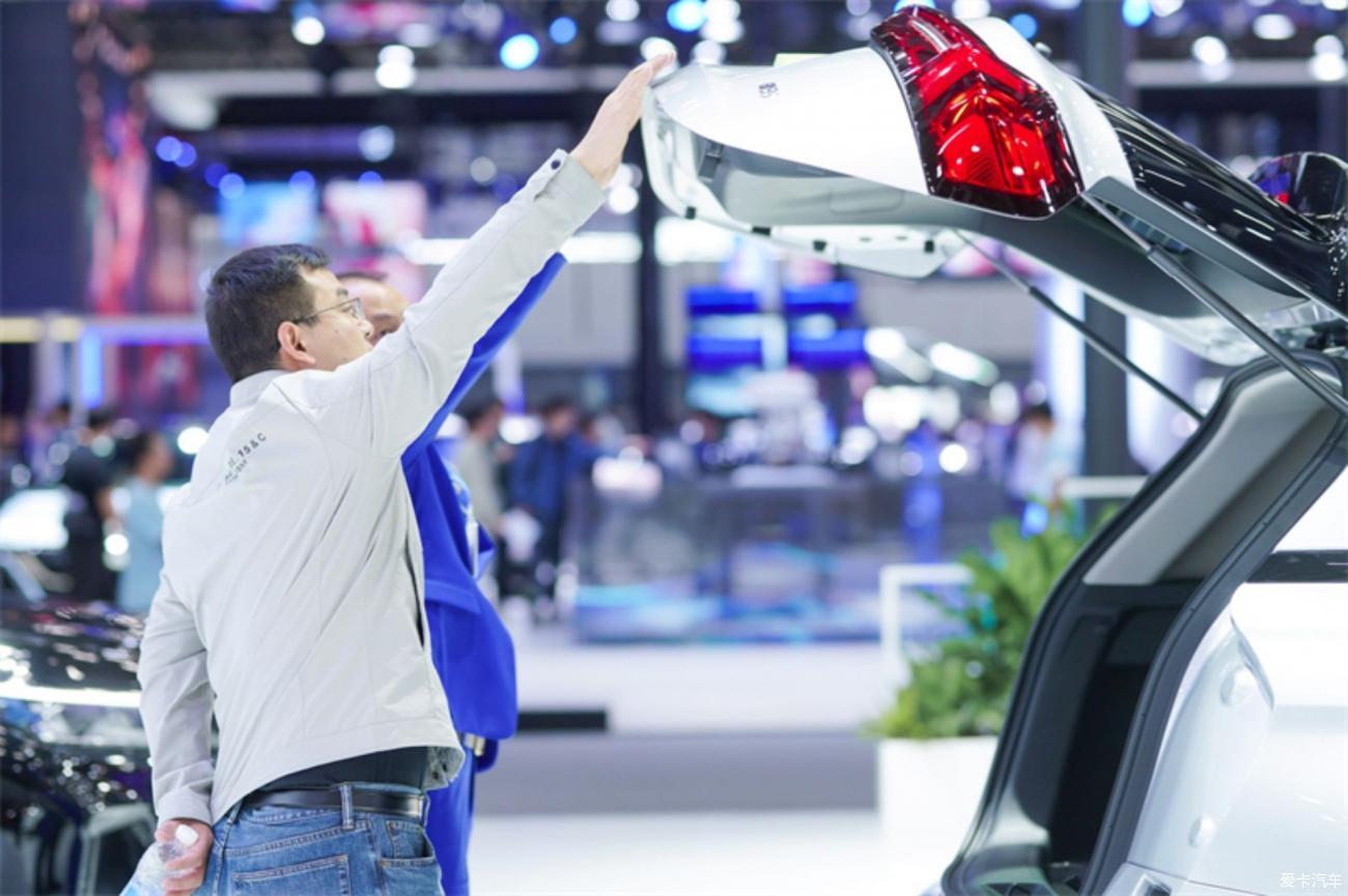 Guangzhou Auto Show Real shot of the two-color body of the Blue Electric E5, which is more sporty and stylish