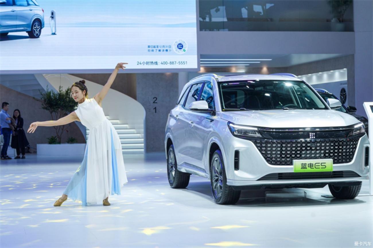 Guangzhou Auto Show live shot of Blue Electric E5 The two-color body is more sporty and stylish