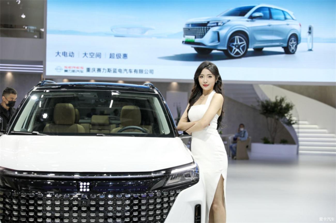 Real shot of the two-color body of the Blue Electric E5 at the Guangzhou Auto Show, more sporty and stylish