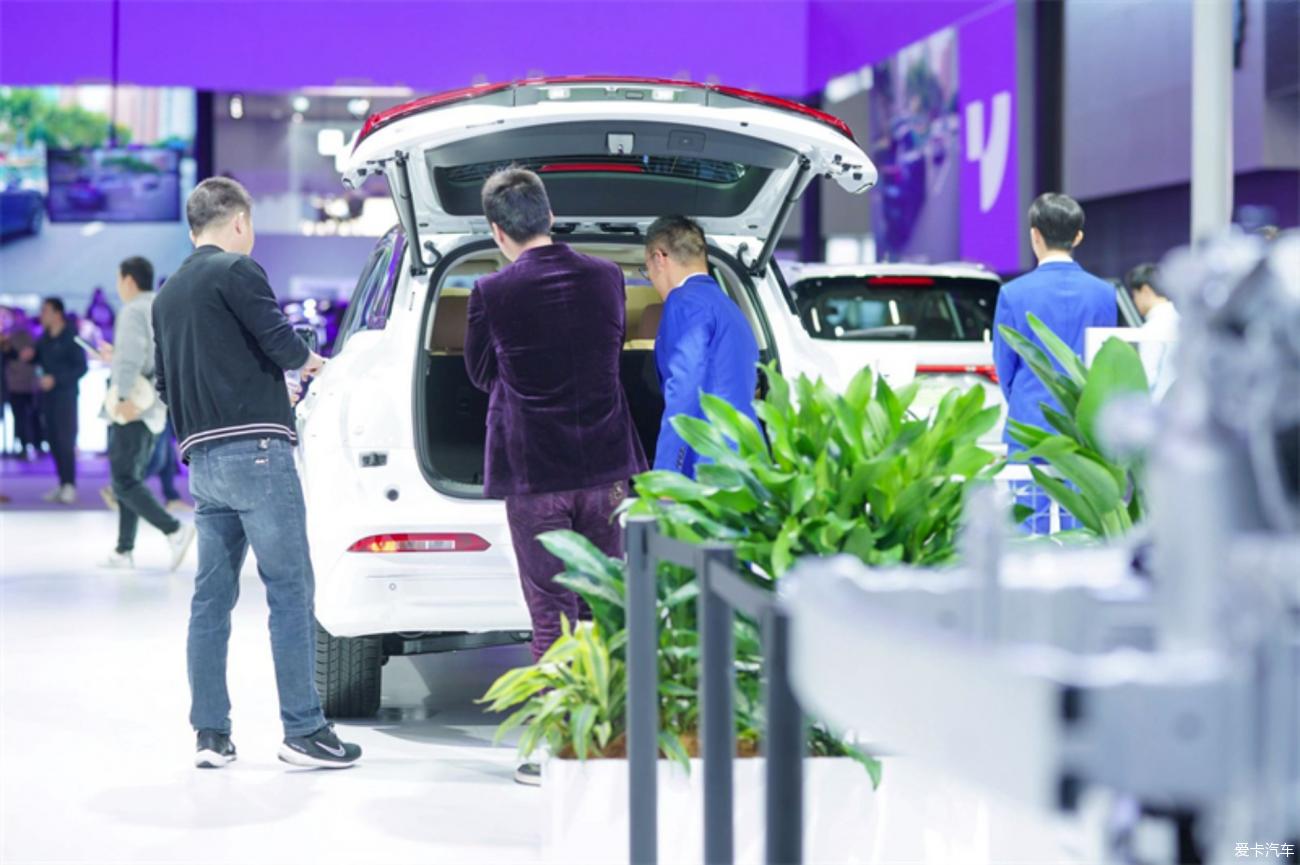 Real shot of the blue electric E5 two-color body at the Guangzhou Auto Show, more sporty and stylish