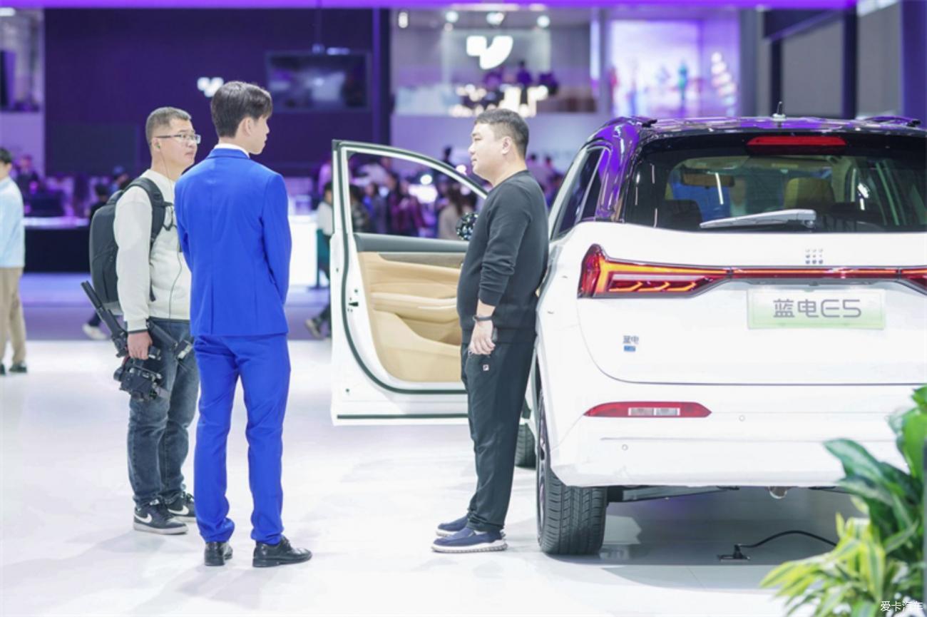 Real shot of the two-color body of the Blue Electric E5 at the Guangzhou Auto Show, More sporty and stylish