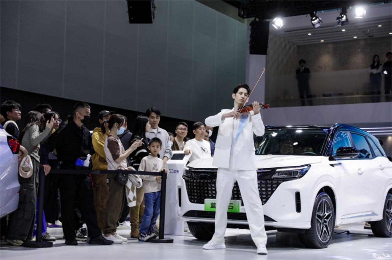 Real shot of the two-color body of the Blue Electric E5 at the Guangzhou Auto Show , more sporty and stylish