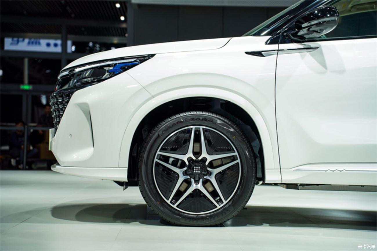 Real shot of the blue electric E5 two-color body at the Guangzhou Auto Show, more sporty and stylish