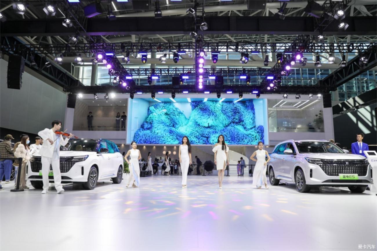 Real shot of the two-color body of the Blue Electric E5 at the Guangzhou Auto Show, more sporty and stylish