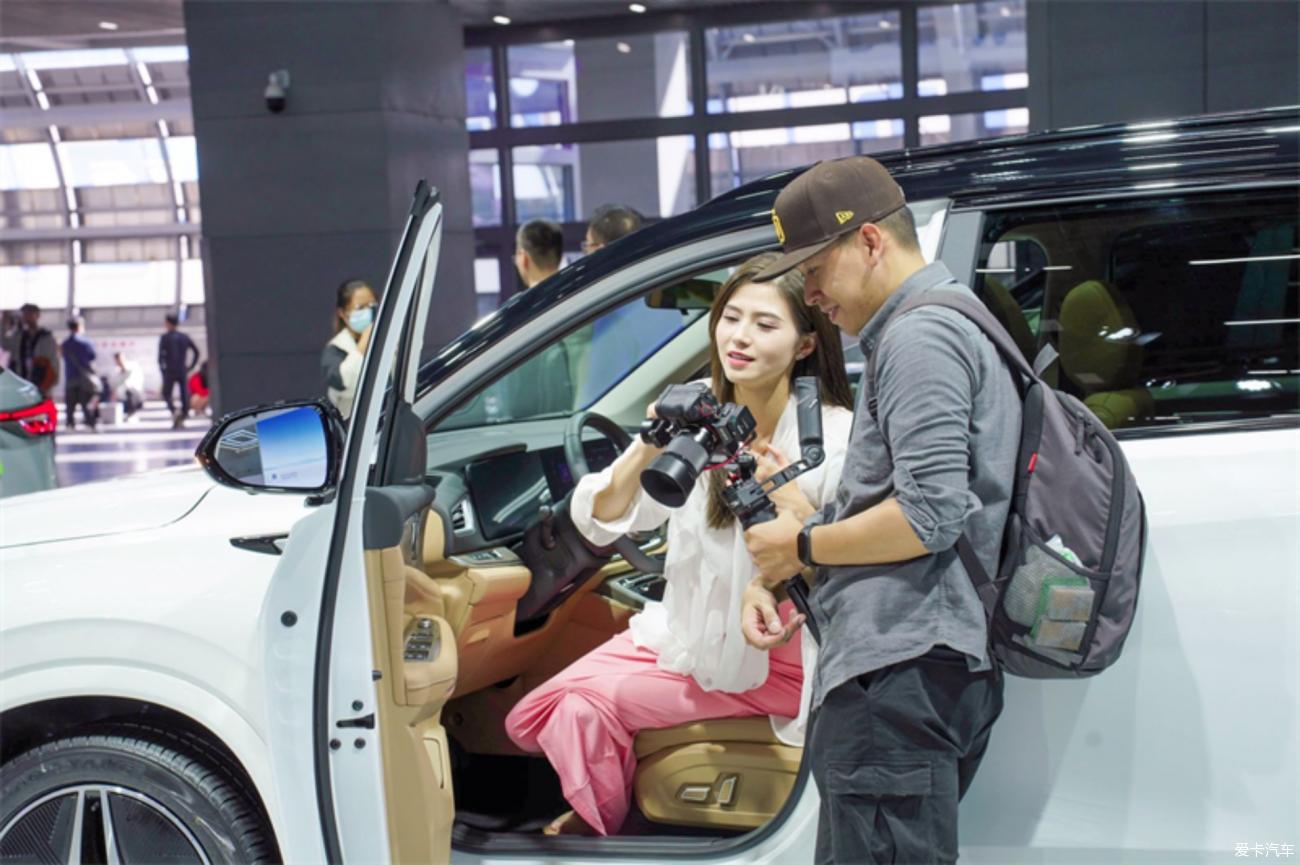 Real shot of the two-color body of the Blue Electric E5 at the Guangzhou Auto Show, more sporty and stylish