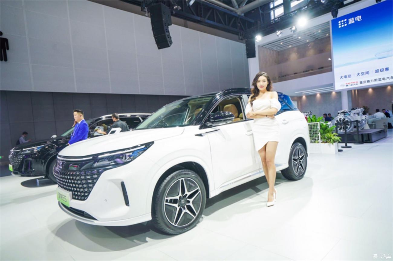 Real shot of the two-color body of the Blue Electric E5 at the Guangzhou Auto Show, more sporty and stylish