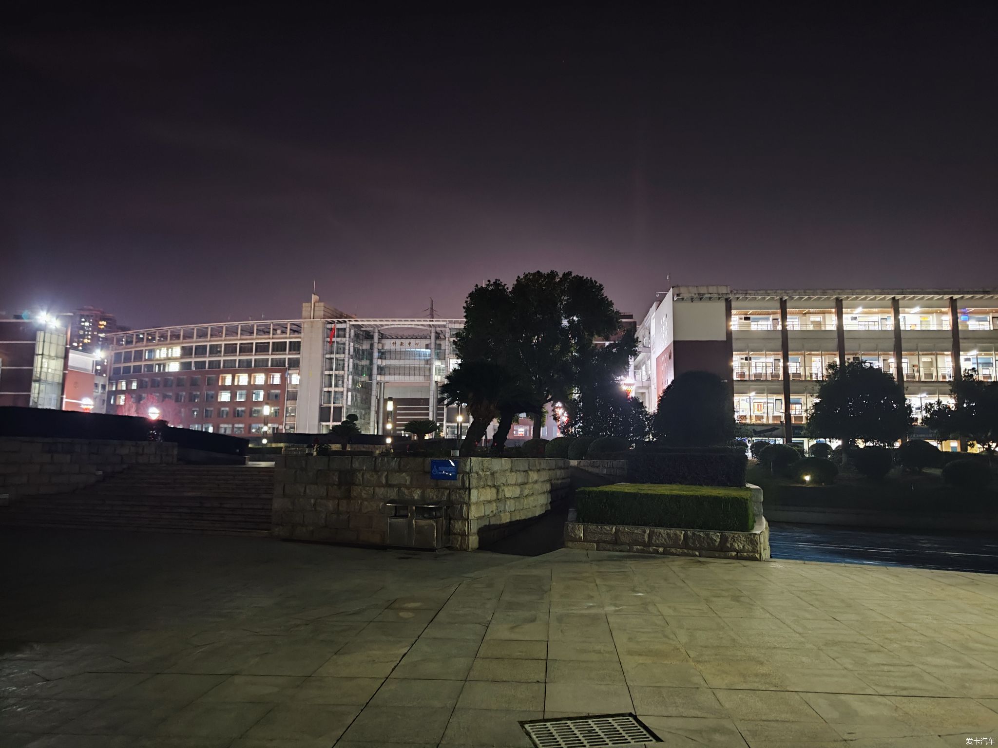 【比拼】夜晚，刷步校園