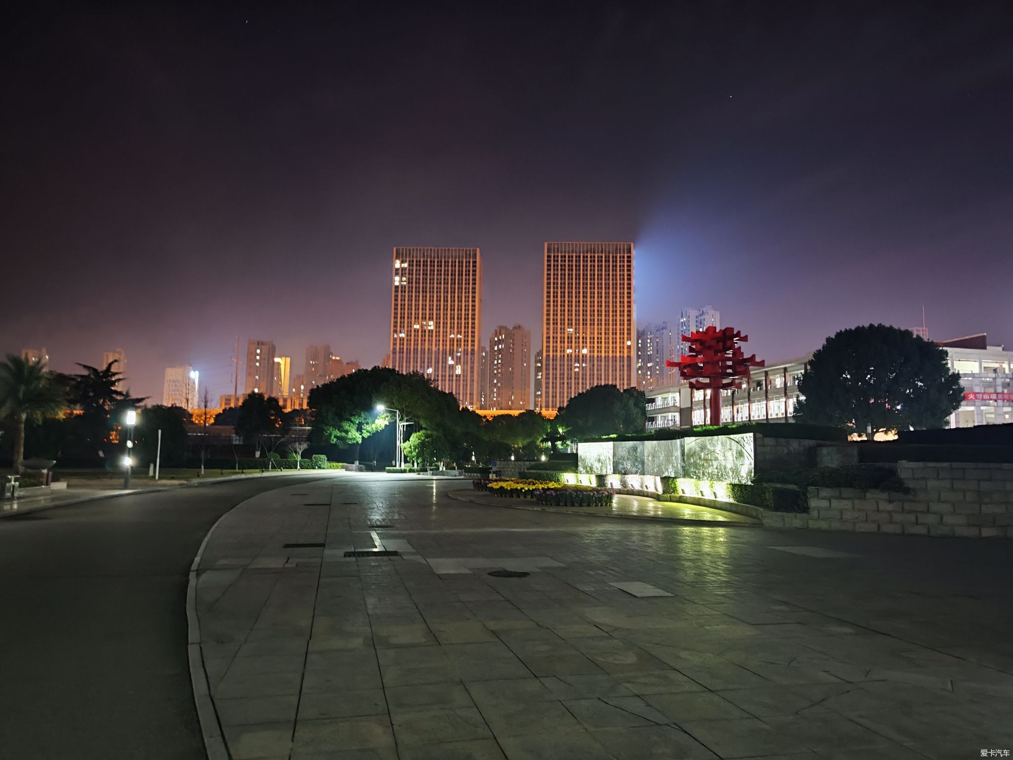 【比拼】夜晚，刷步校園