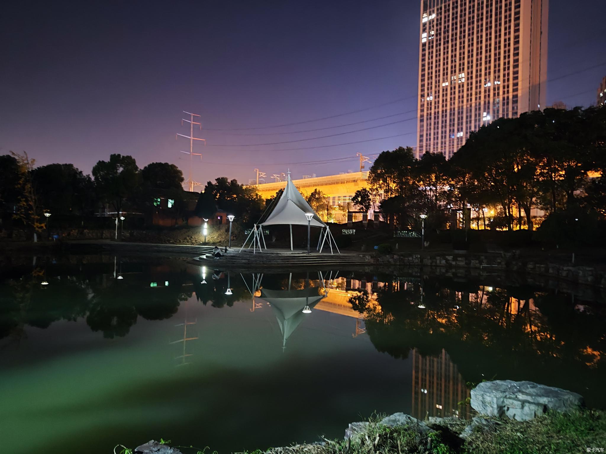 【比拼】夜晚，刷步校園