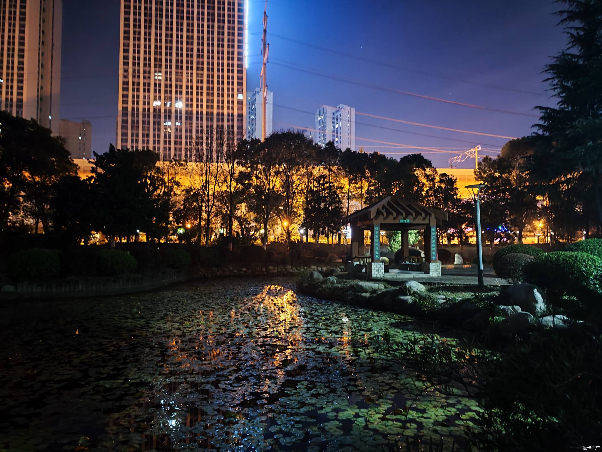 【比拼】夜晚，刷步校園