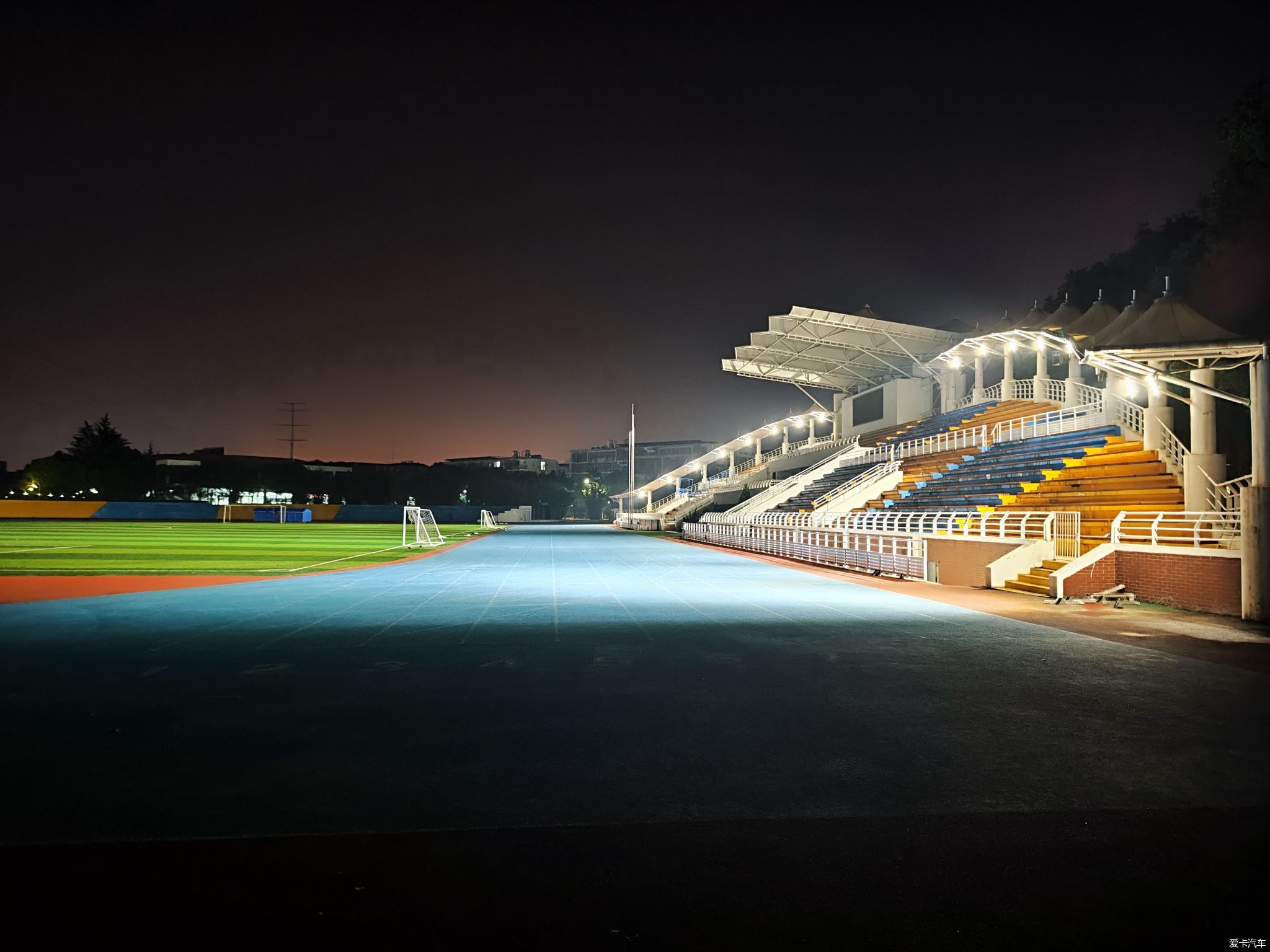 【比拼】夜晚，刷步校園