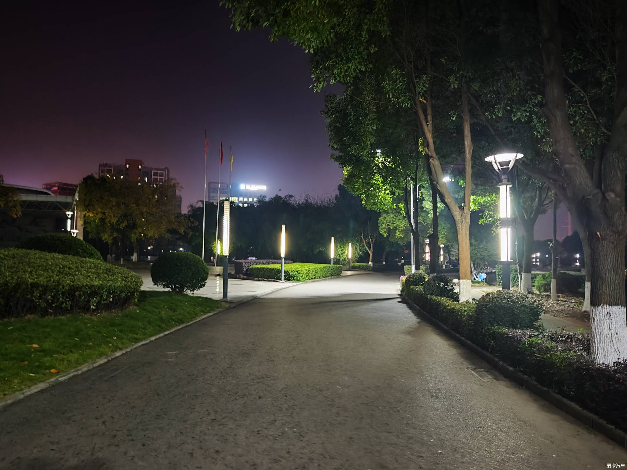 【比拼】夜晚，刷步校園