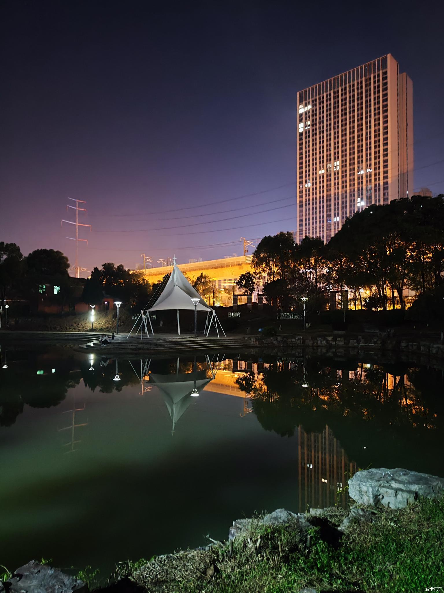 【比拼】夜晚，刷步校園