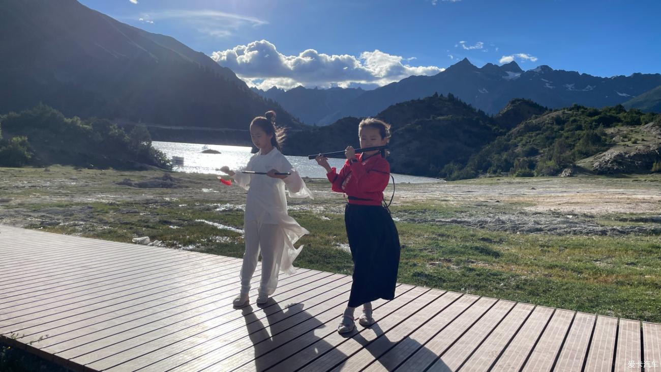 Take your daughter to drive in Tibet Day 7: Zuogong-Ranwu Lake, shoot a costume blockbuster for your daughter