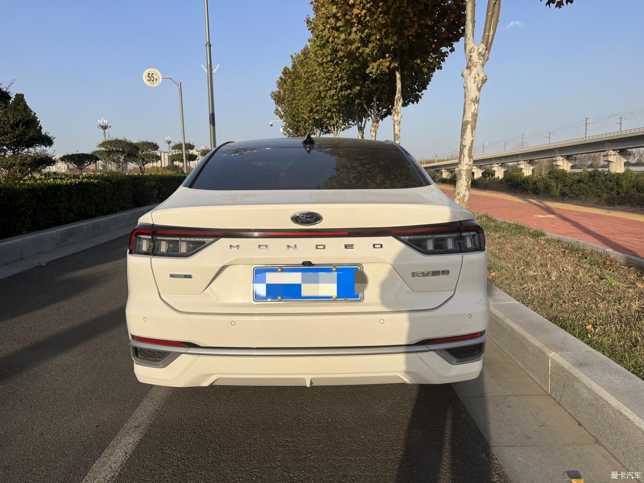 Captured by appearance, attracted by strength, show off my beauty Love car