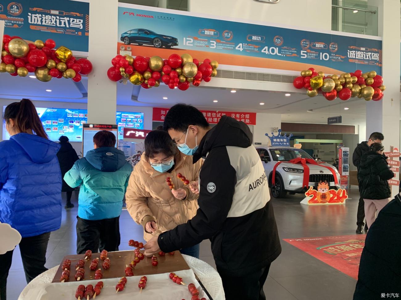 Guangben Ruisheng store year-end carnival! Hand-made candied haws with strong Chinese New Year flavor, making car shopping a joy! 